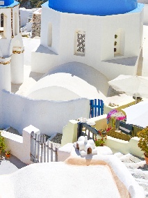 Les toits blancs et les dômes bleus d’Oia, à Santorin