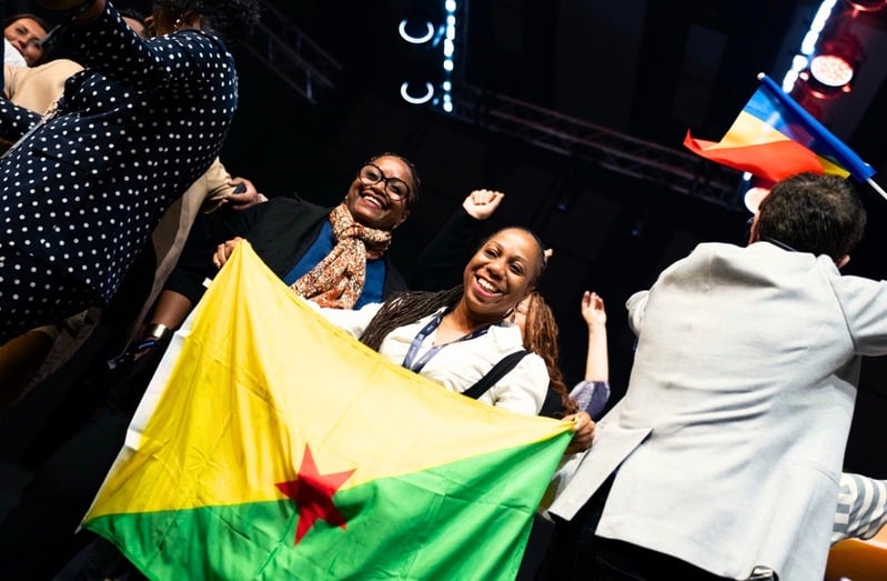 Des membres célébrant, drapeau de la Guyane déployé, lors d’un événement MWR Life